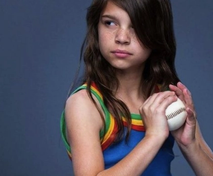 niña mostrando confianza a la hora de jugar con una pelota