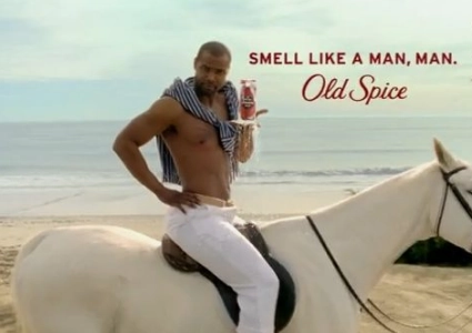 campaña de old spice con hombre arriba de un caballo mostrando el perfume 