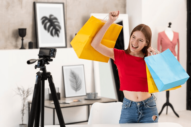 blogger feliz con bolsas de compras